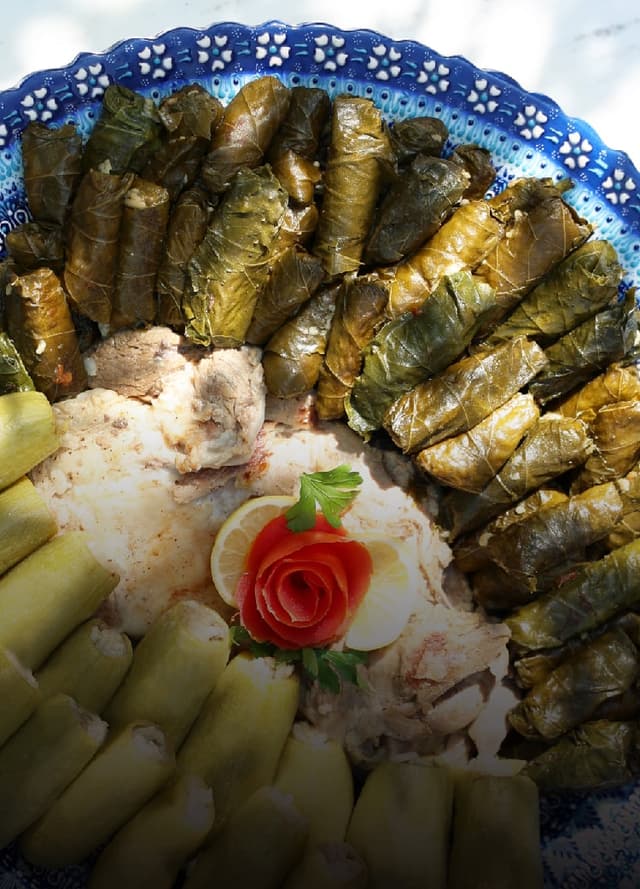 محاشي الكوسا وورق العنب بالريش