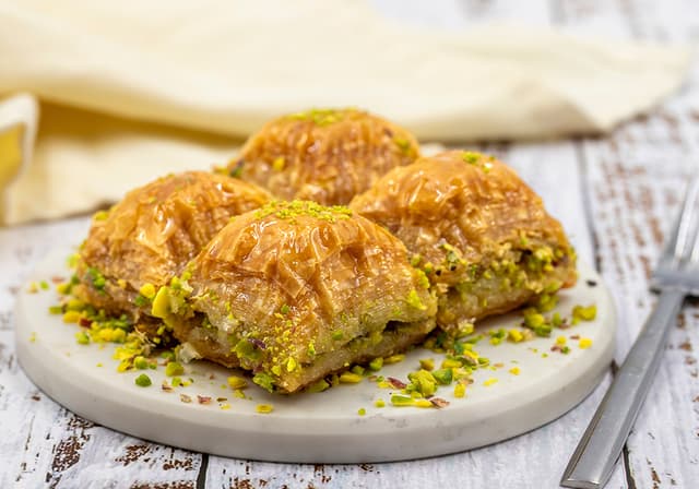 الحلويات العربية من مطعم أسمهان مذاقات متفردة تحمل الذكريات